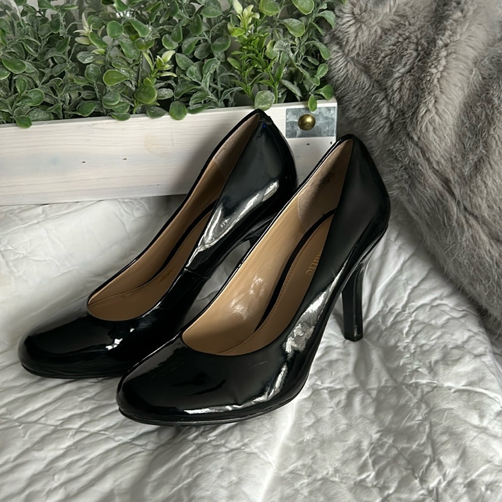 Kelly & Katie black pumps